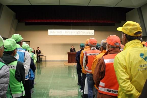 日進市民会館にて平成30年度日進市防犯・防災年末夜警合同出発式が行われ、教育長が演説している様子の写真