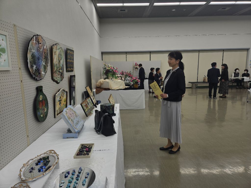 手工芸を鑑賞する教育委員