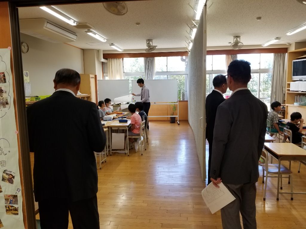 授業を見学する様子