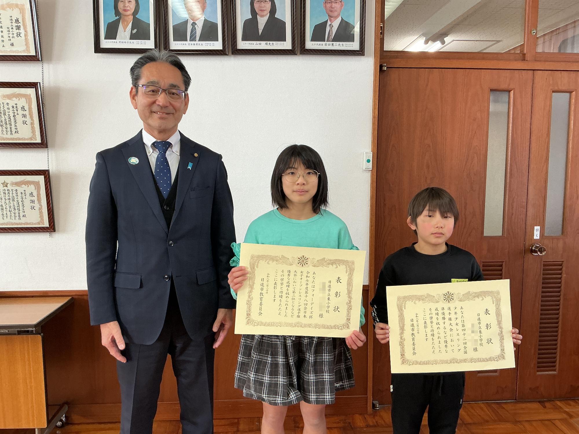 教育長と児童で記念写真