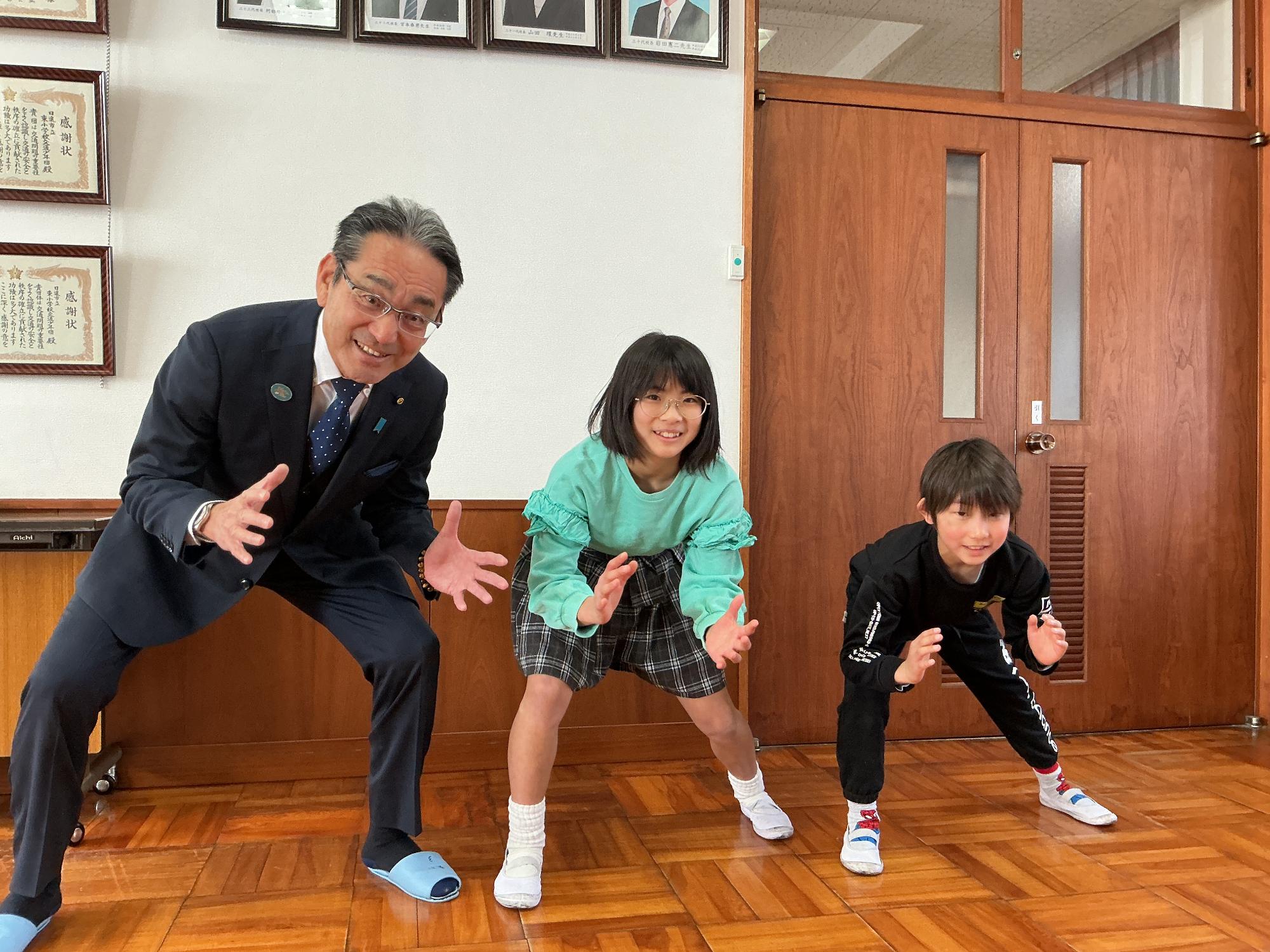 教育長と生徒で記念写真