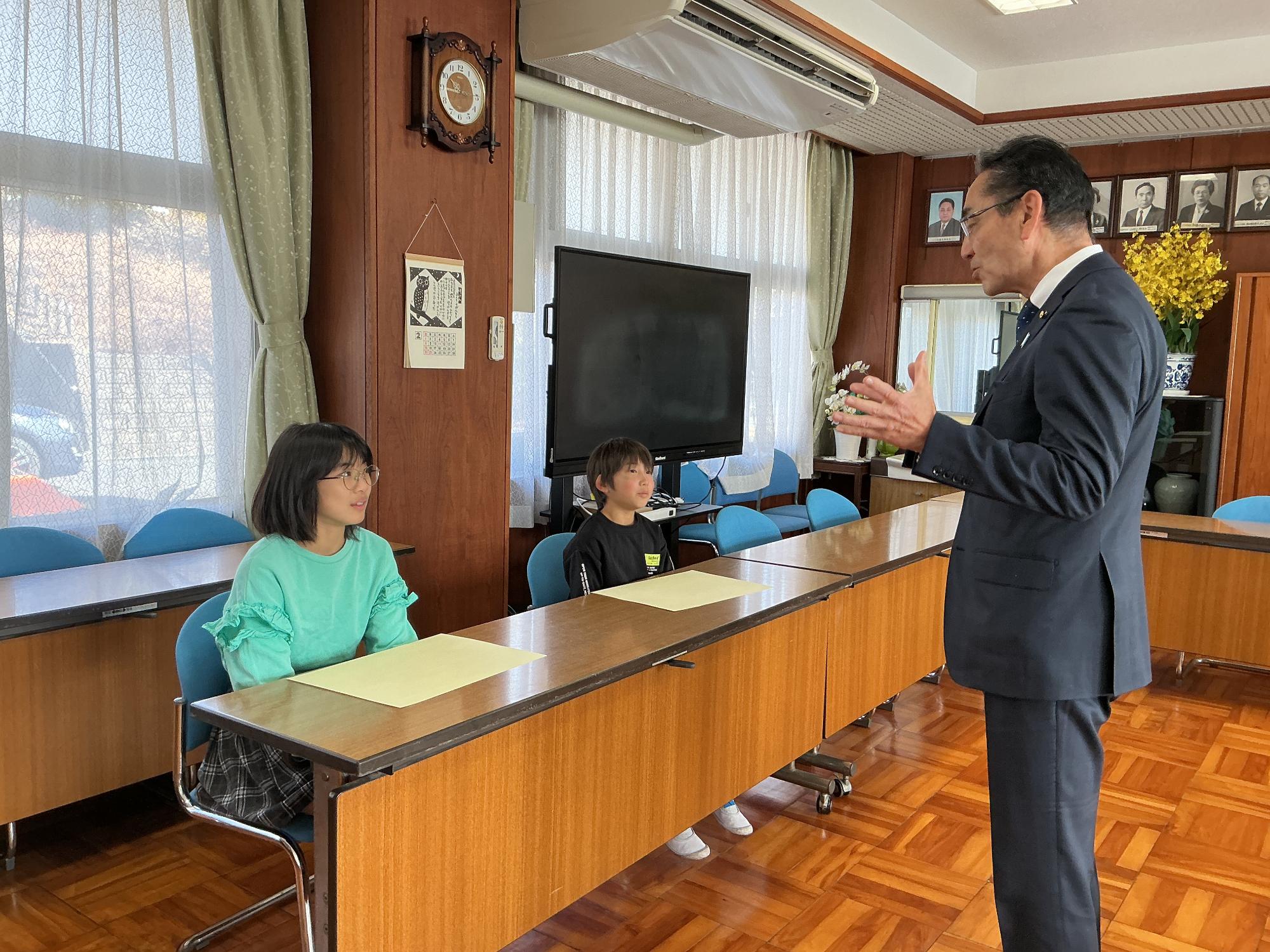 教育長と児童が対話する様子