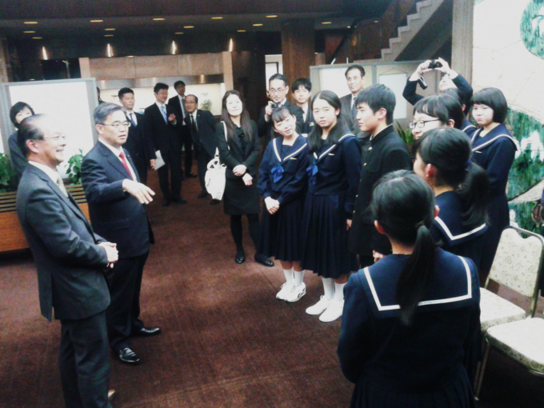 第64回全日本吹奏楽コンクールに出場した日進中学校と日進西中学校吹奏楽部の皆さんが、教育長と両校の校長先生及び顧問の先生とともに県知事を表敬訪問して懇談している写真