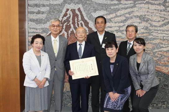 長年にわたり本市の社会教育の推進に尽力されました宮澤明倫さんへ、教育長より表彰状及び記念品を贈呈した時の集合写真