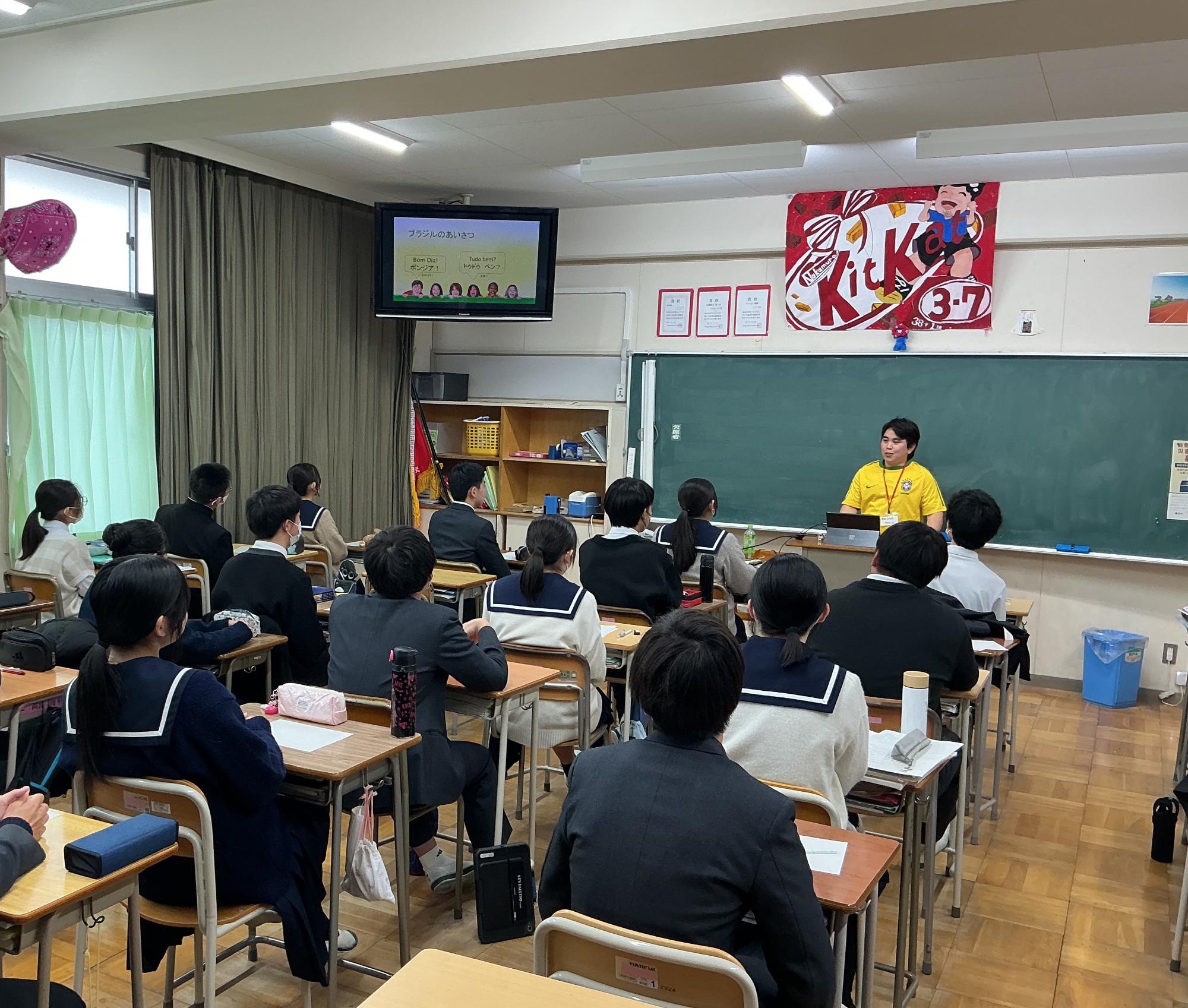 外国籍の方の話を聞く生徒たち