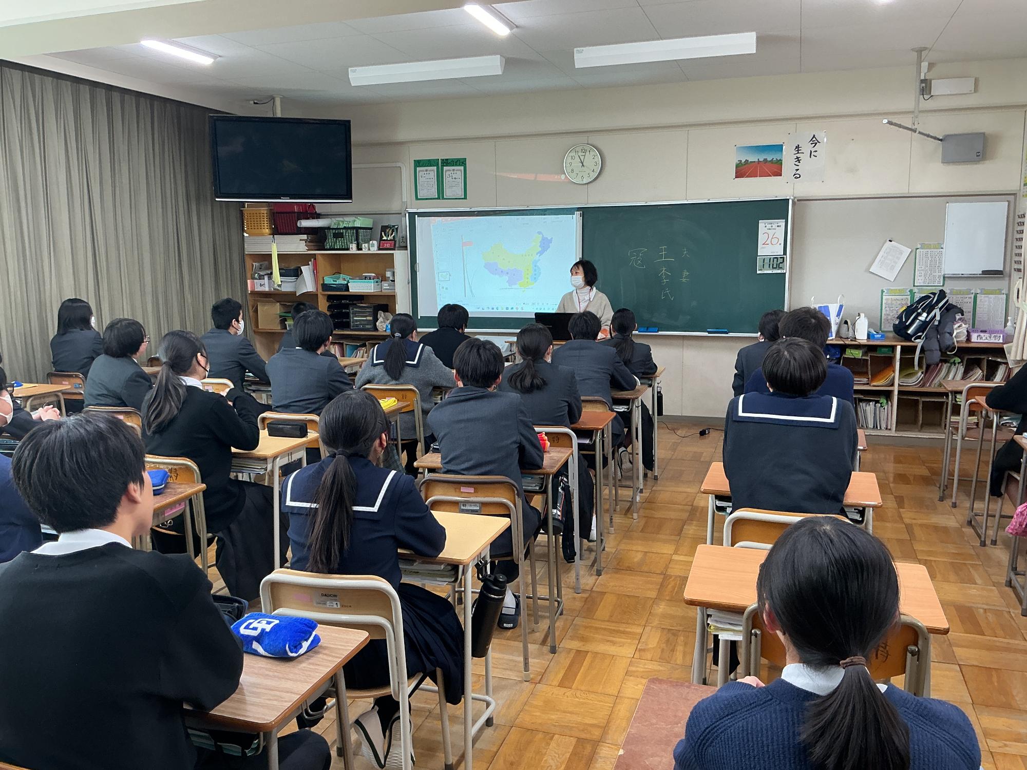 外国籍の方の話を聞く生徒たち