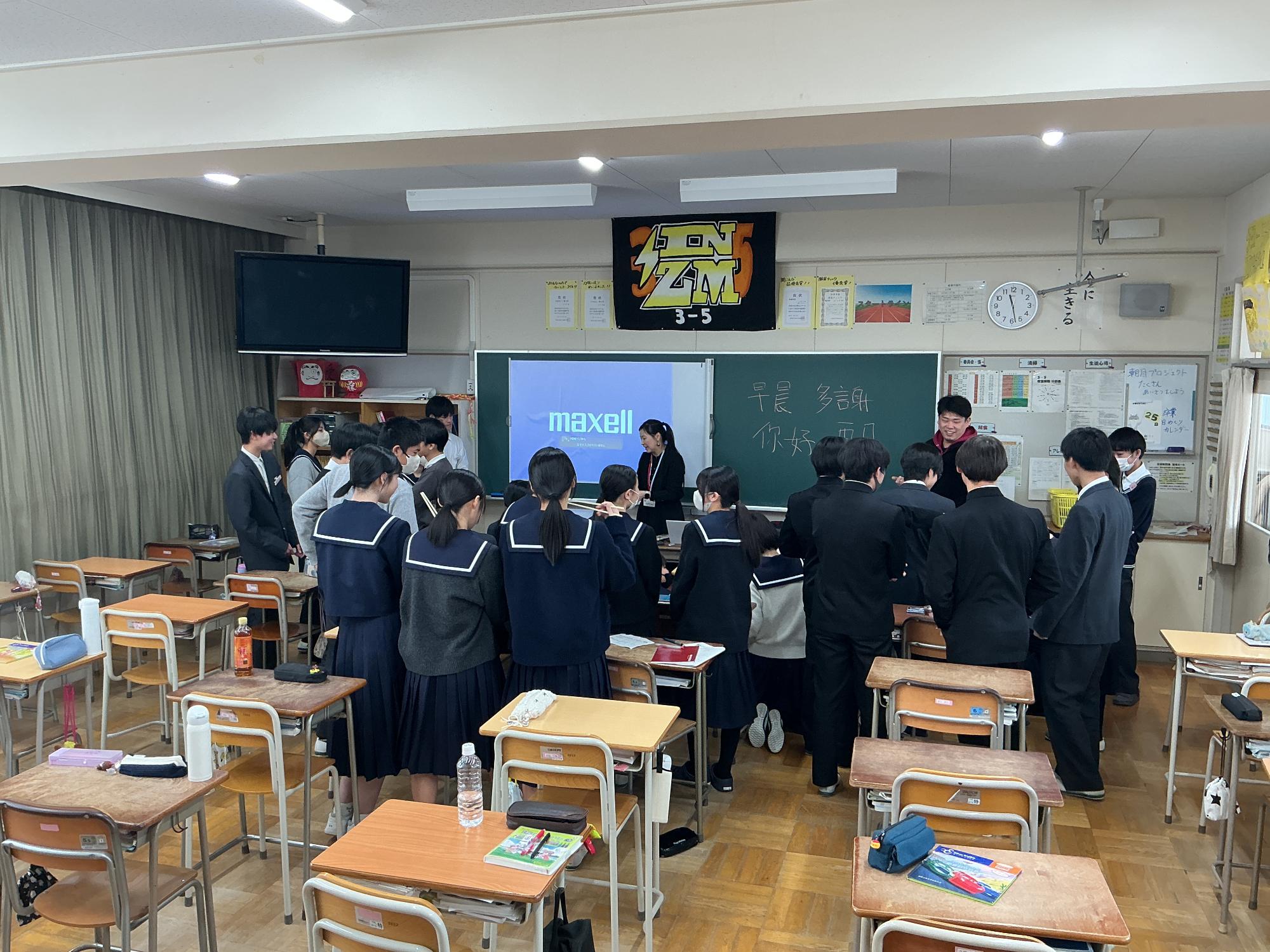 外国籍の方の話を聞く生徒たち