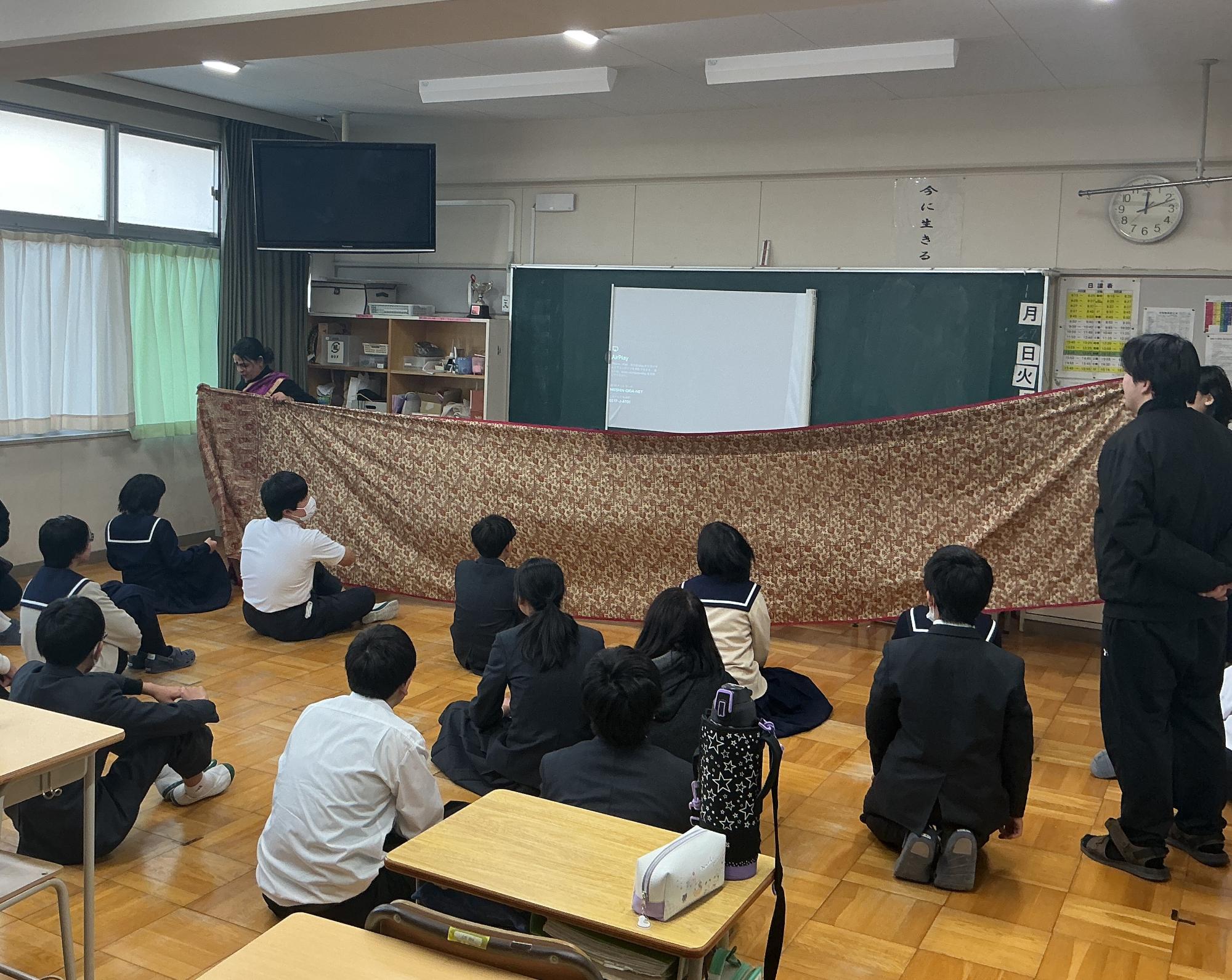 外国籍の方の話を聞く生徒たち