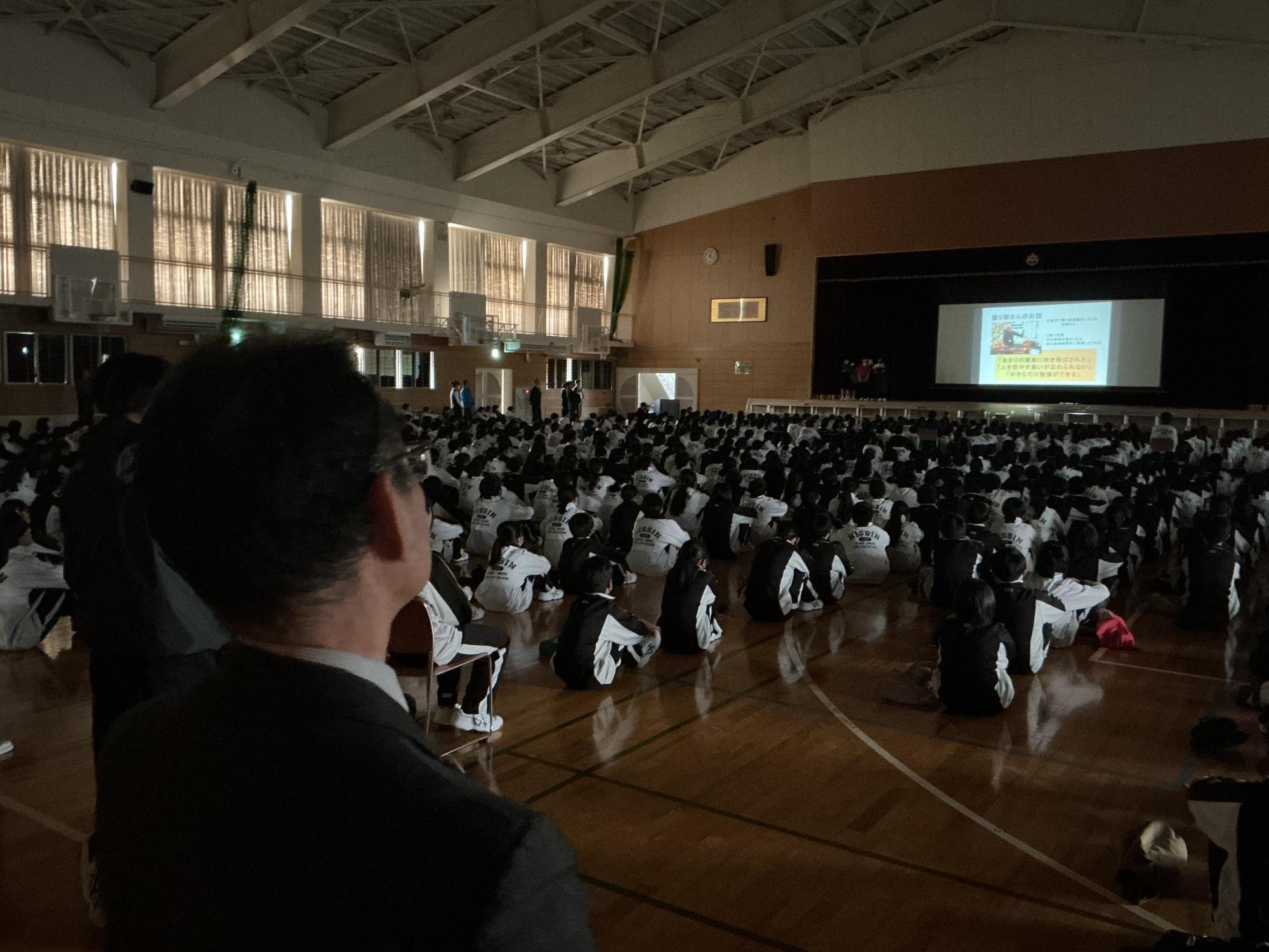 発表を聞く生徒たちと教育長の様子