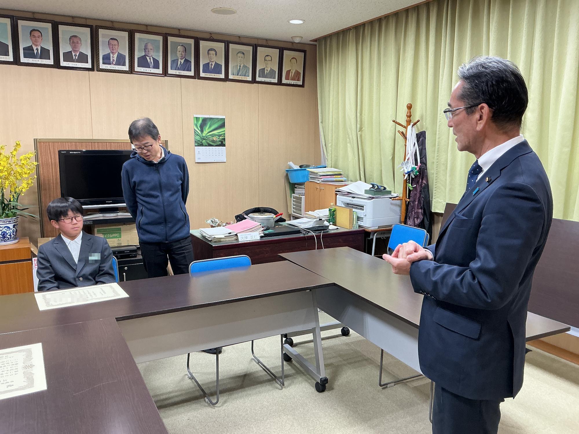 教育長と生徒が対話する様子