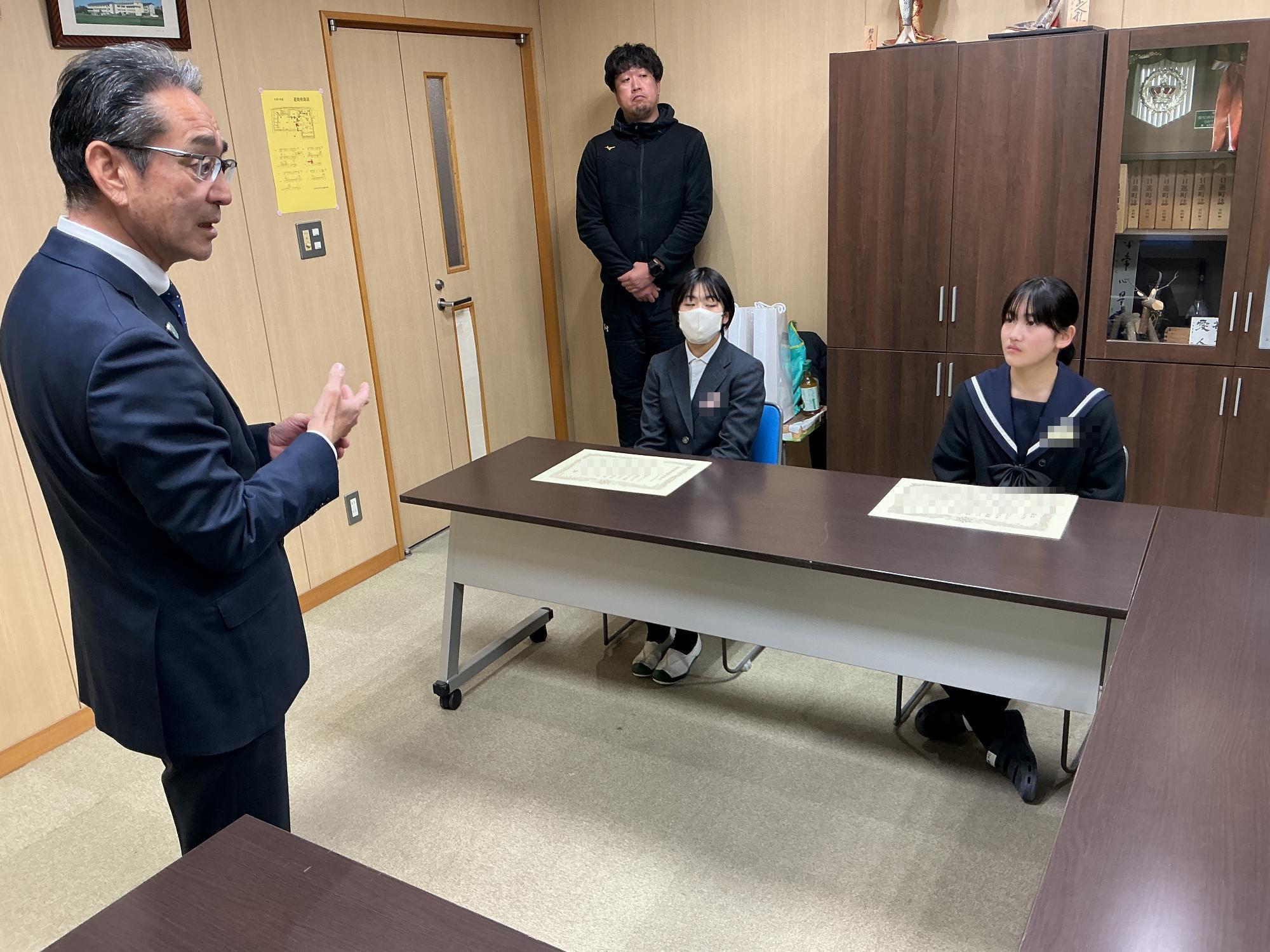 教育長と生徒が対話する様子
