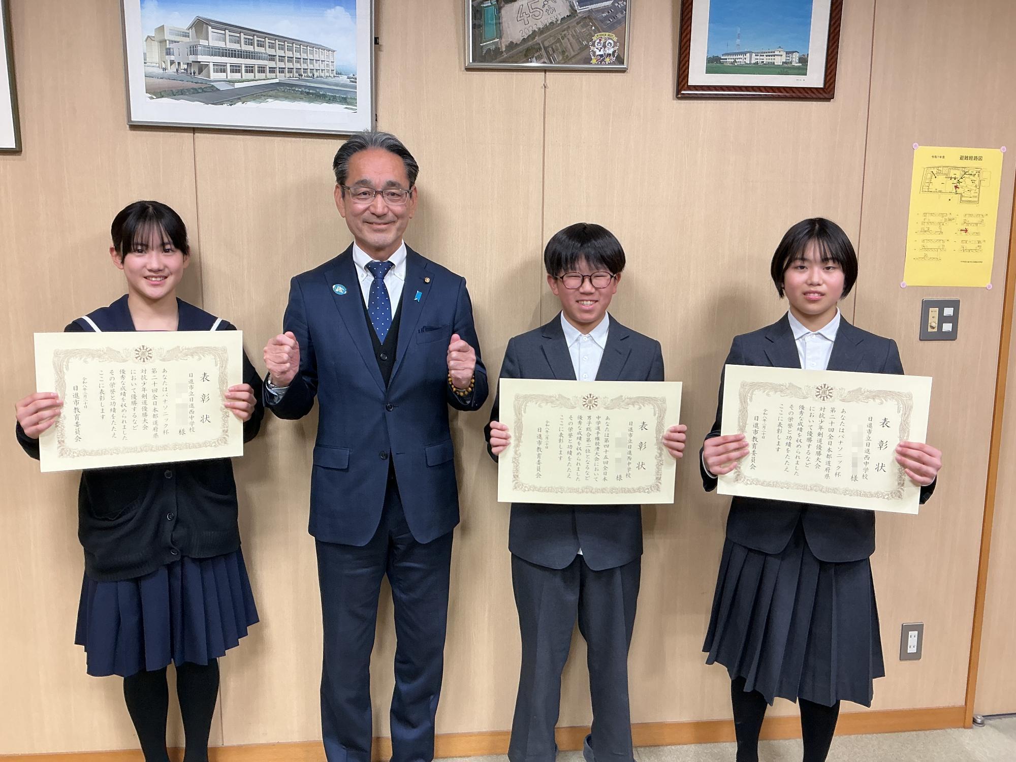 教育長と生徒で記念写真