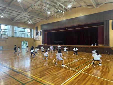 部活動の地域移行に係る実証事業の様子(小学校ダンス体験)