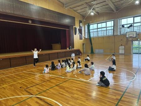 部活動の地域移行に係る実証事業の様子(小学校ダンス体験)