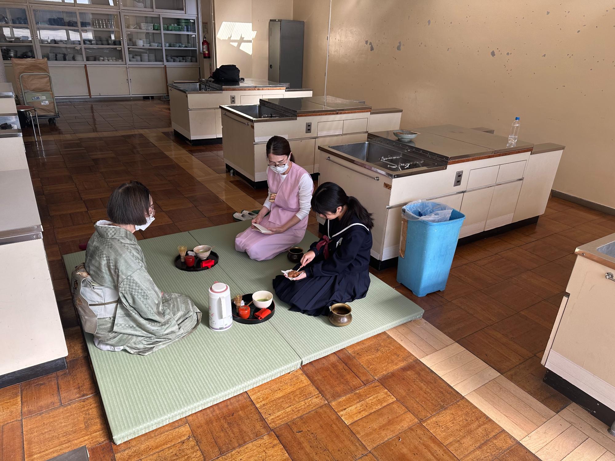 部活動の地域移行に係る実証事業の様子(中学校茶華道3)