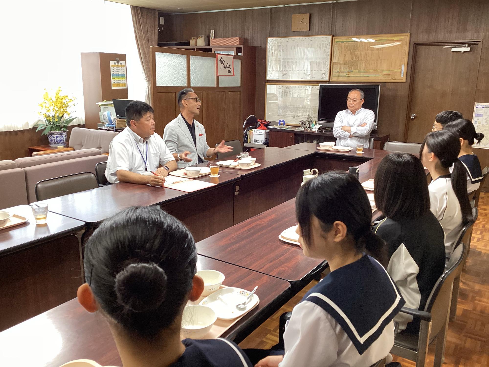 教育長と生徒で談話