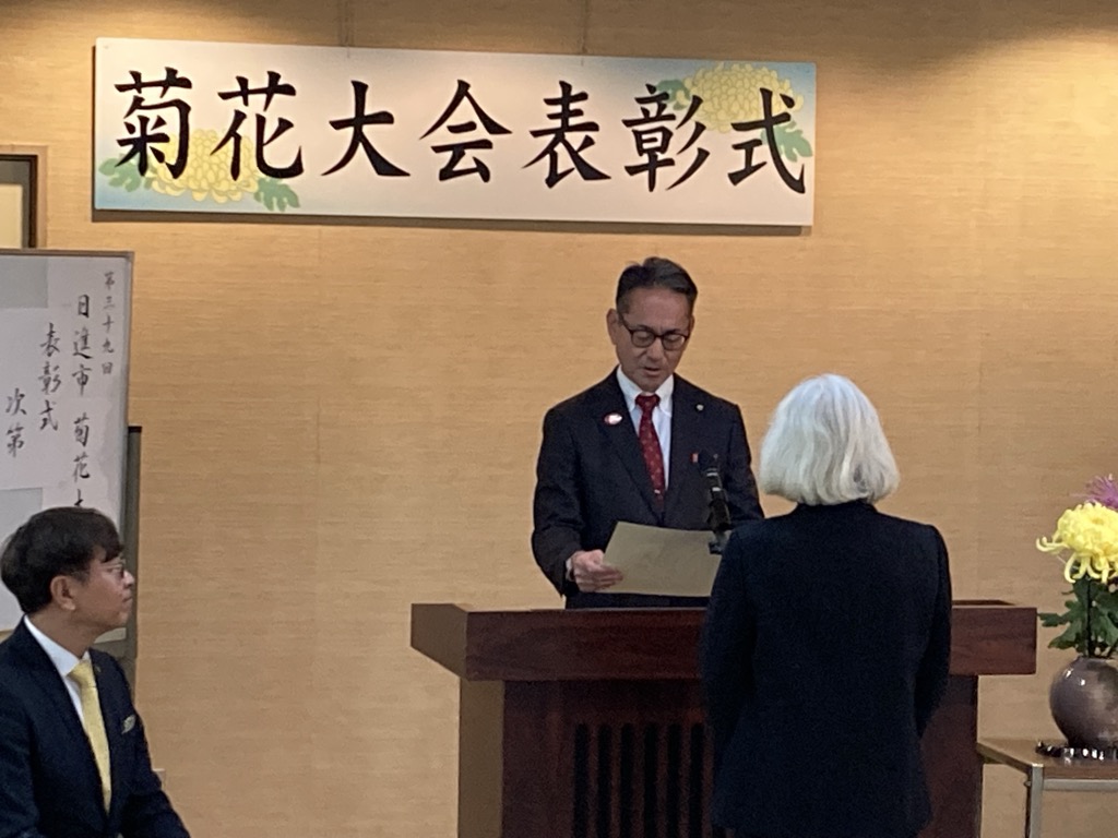 賞状を渡す教育長