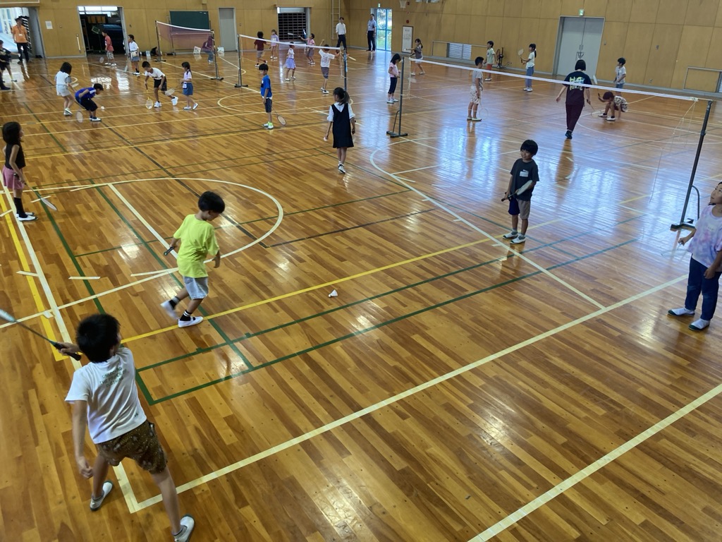 部活動の地域移行に係る実証事業の様子(小学校バドミントン)