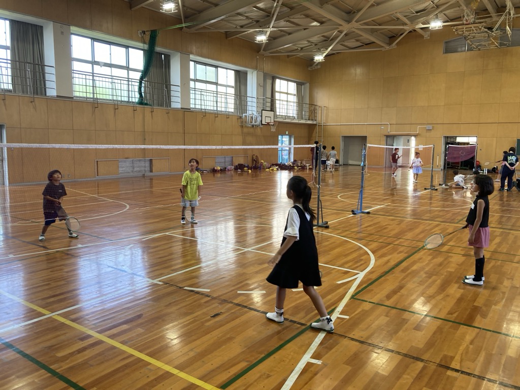 部活動の地域移行に係る実証事業の様子(小学校バドミントン)