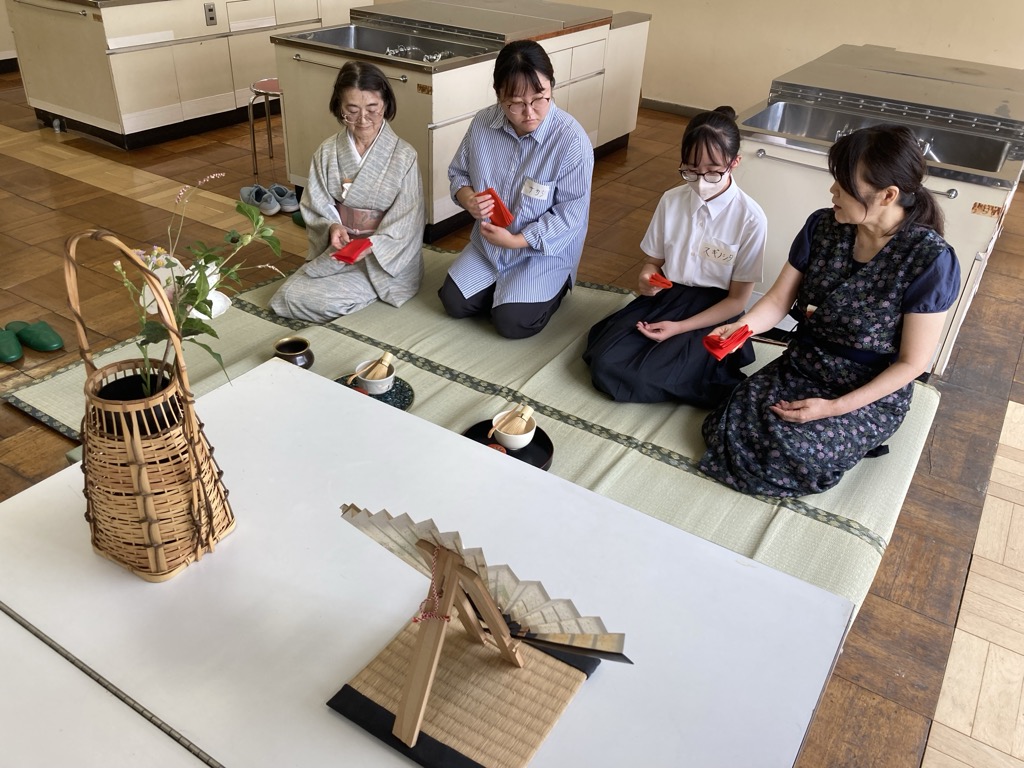 部活動の地域移行に係る実証事業の様子(中学校茶華道)
