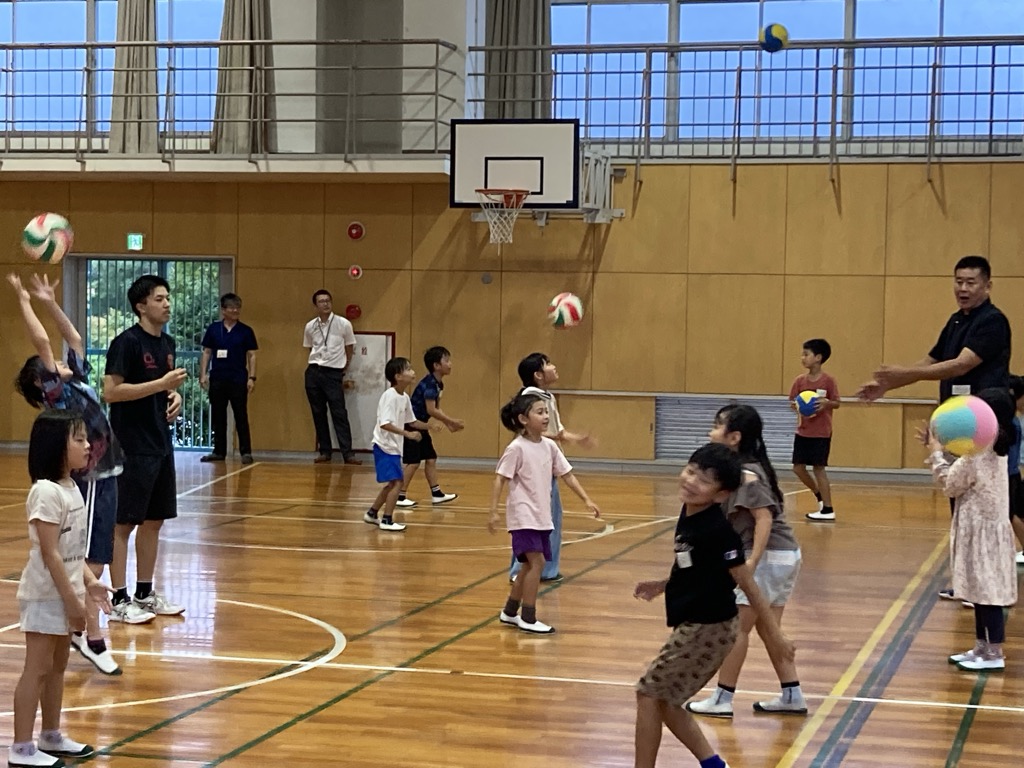 部活動の地域移行に係る実証事業の様子(小学校バレーボール)