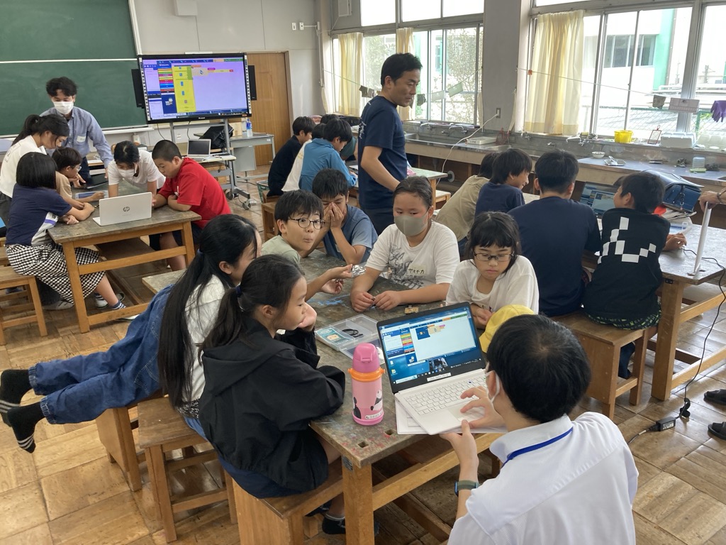部活動の地域移行に係る実証事業の様子(小学校プログラミング)
