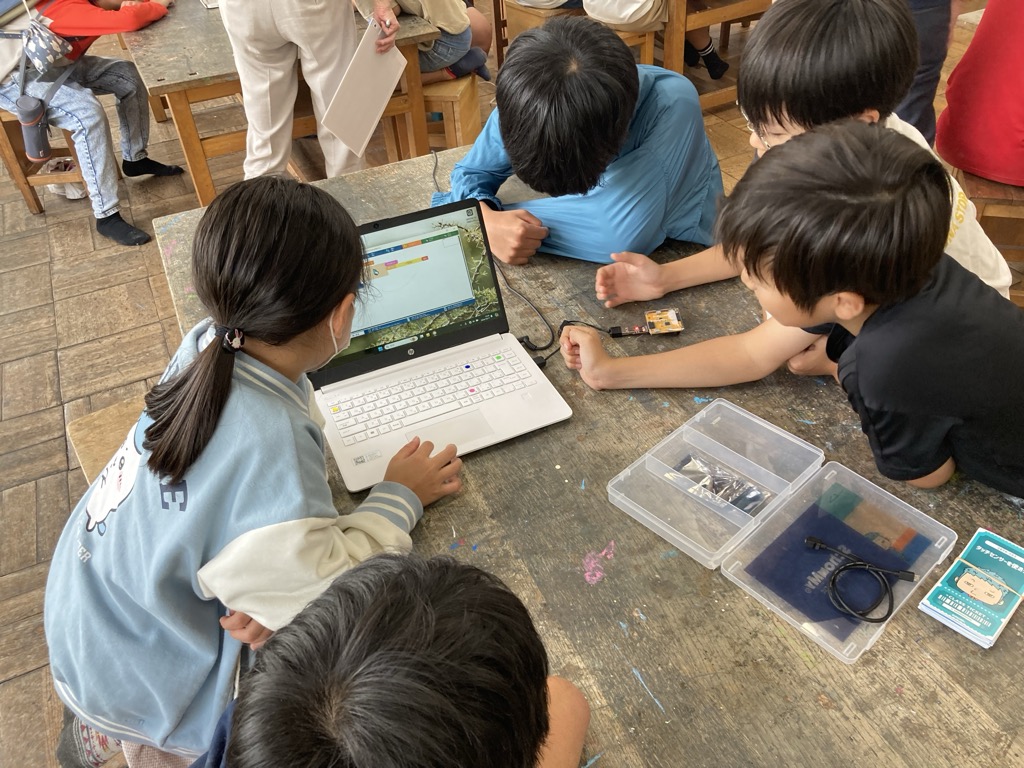 部活動の地域移行に係る実証事業の様子(小学校プログラミング)
