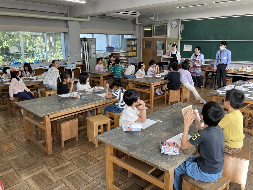 部活動の地域移行に係る実証事業の様子(小学校図画工作)