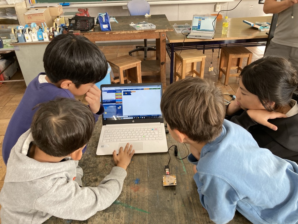 部活動の地域移行に係る実証事業の様子(小学校プログラミング3)