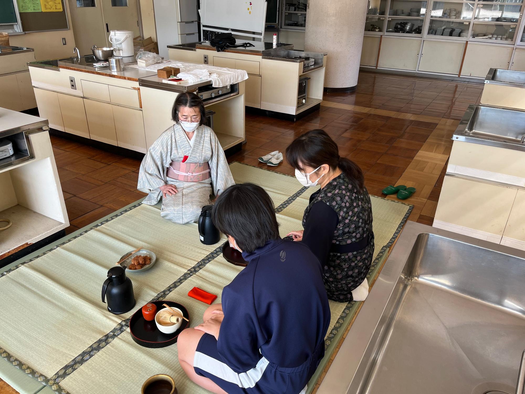 部活動の地域移行に係る実証事業の様子(中学校茶華道2)