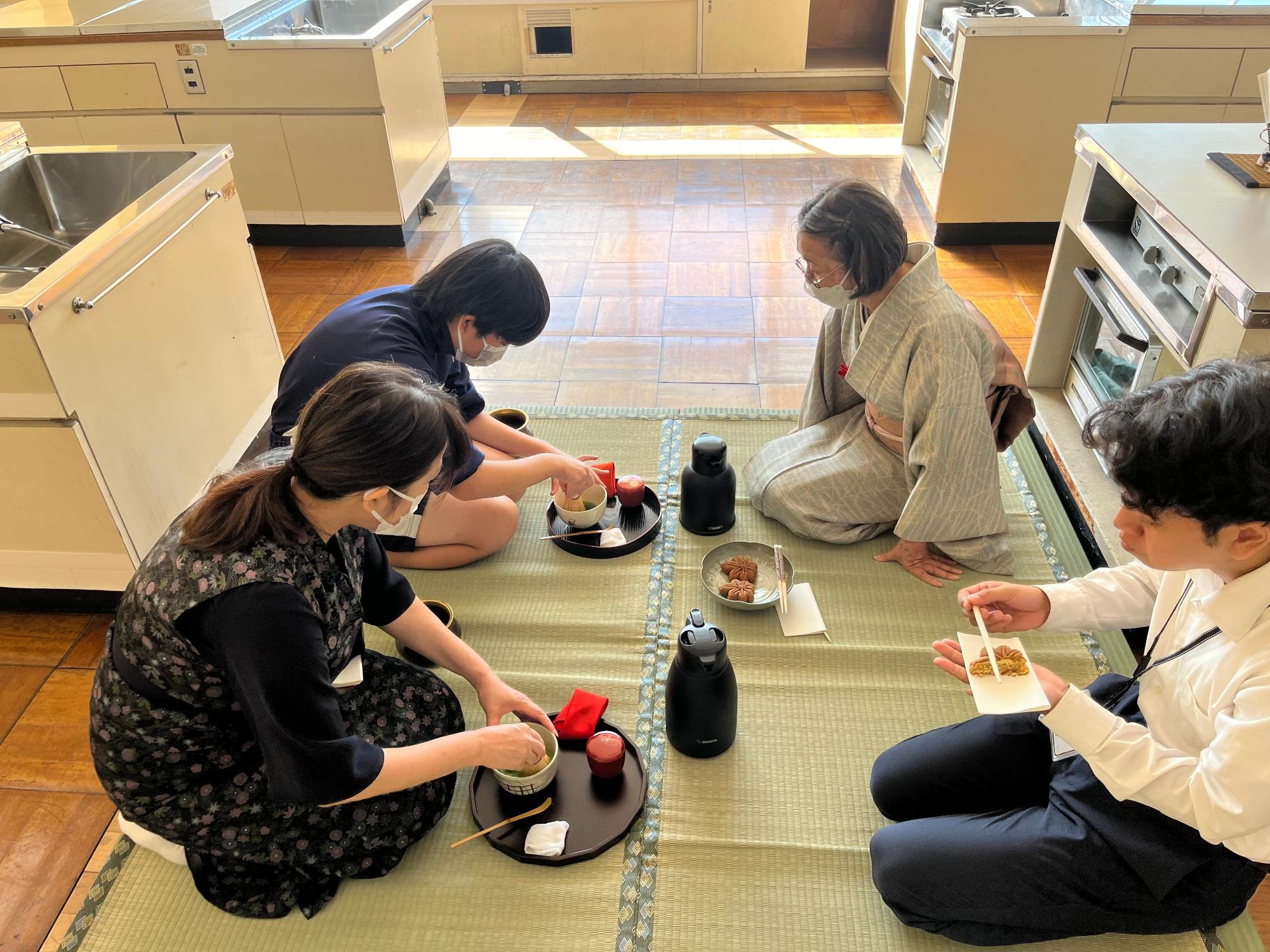 部活動の地域移行に係る実証事業の様子(中学校茶華道2)