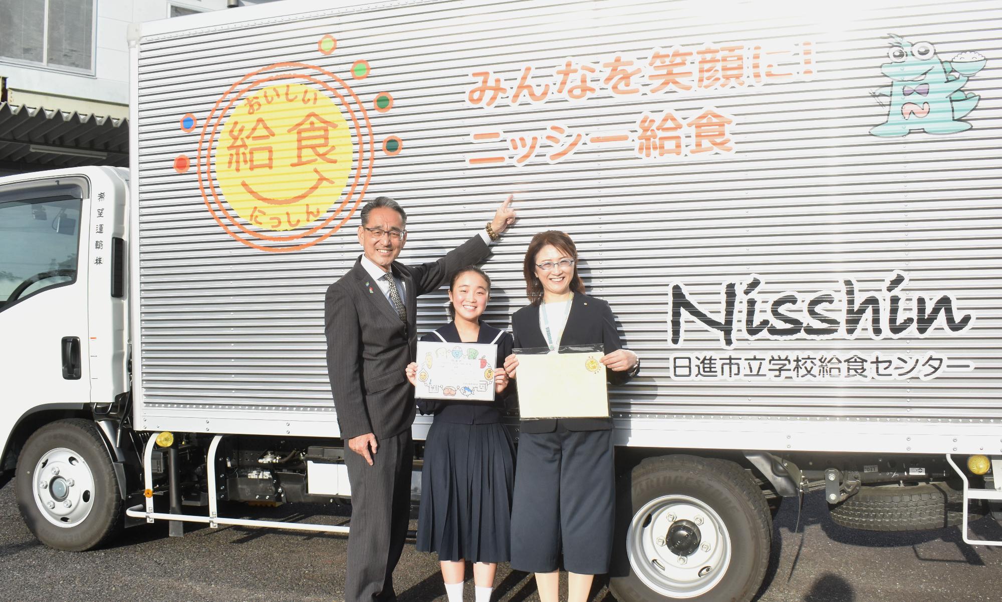 教育長と副教育長と生徒で記念写真