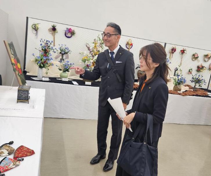文化祭の作品を鑑賞する教育長と教育委員