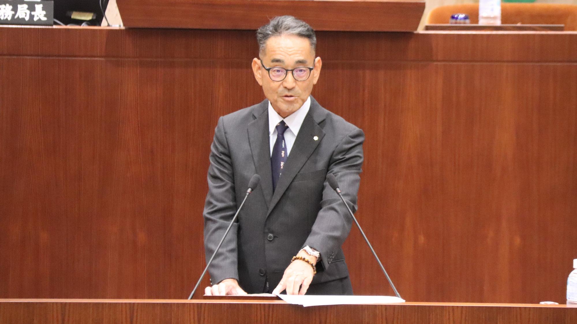 所信表明する岩田憲二教育長