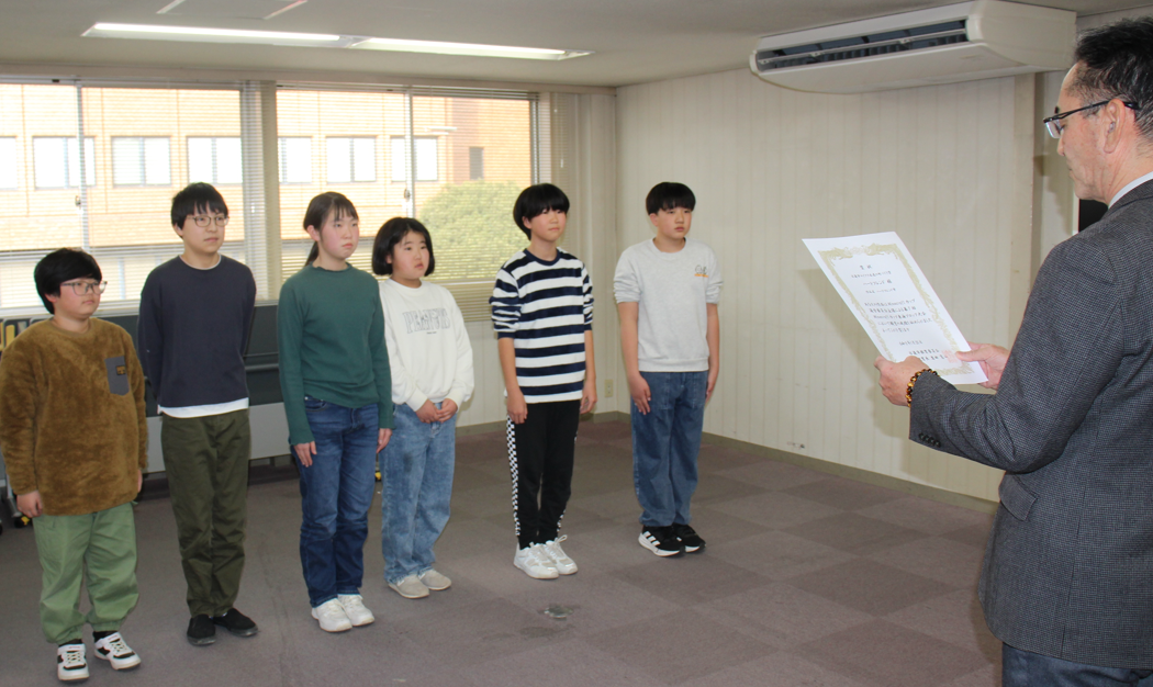 表彰状を渡す教育長