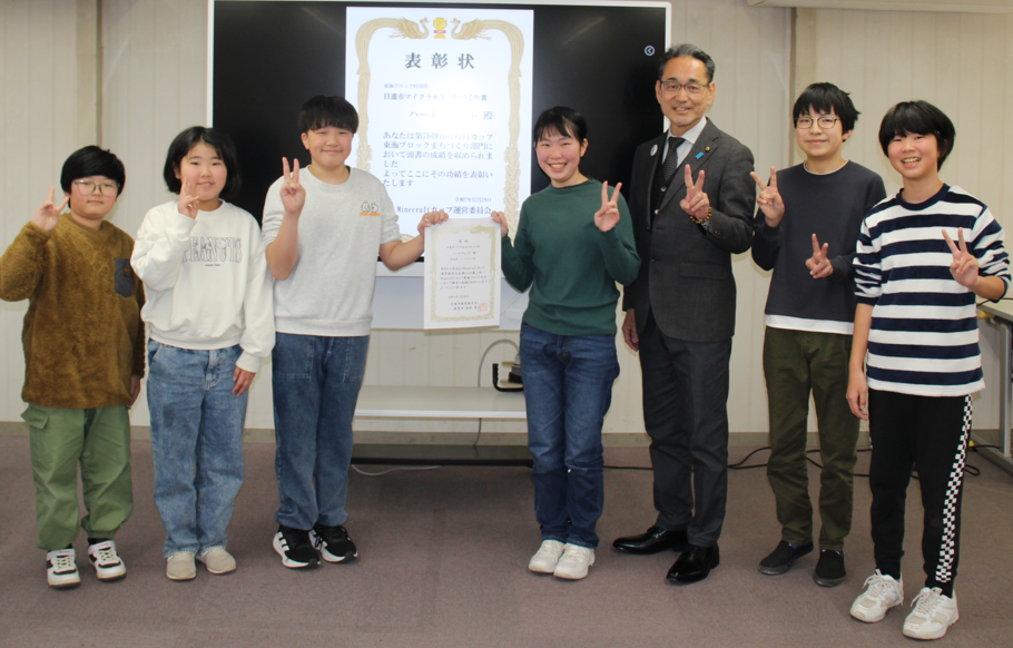 受賞した児童と教育長の記念写真