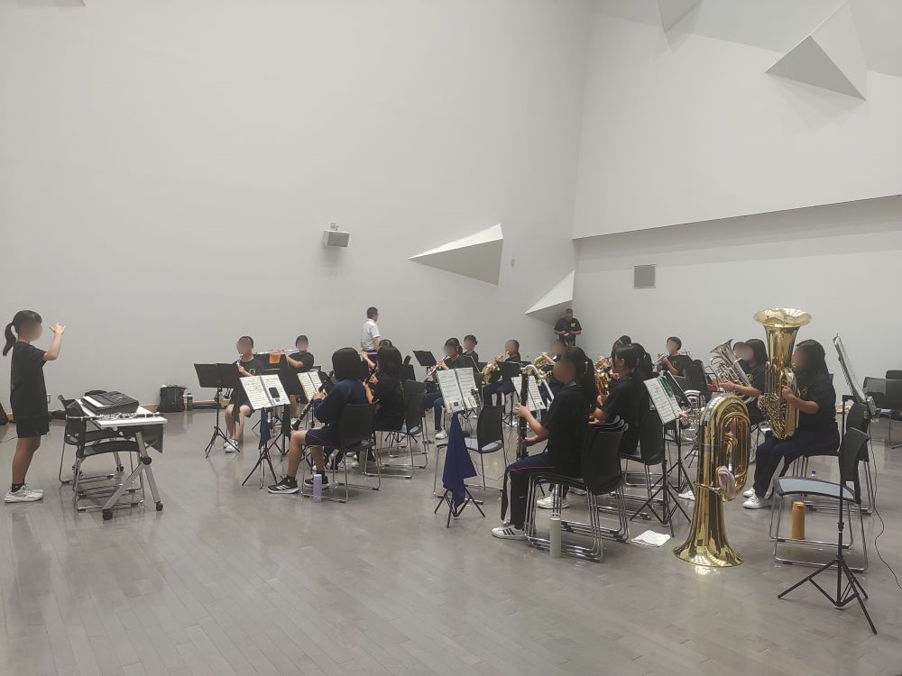 西吹奏楽団の図書館視聴覚ホールでの活動の写真1