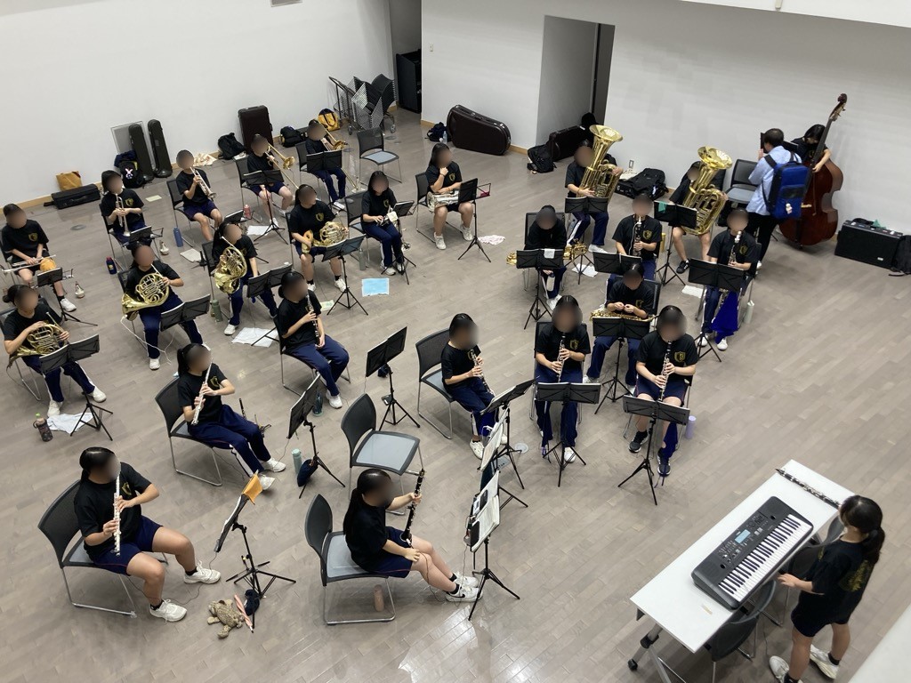 西吹奏楽団の図書館視聴覚ホールでの活動の写真2