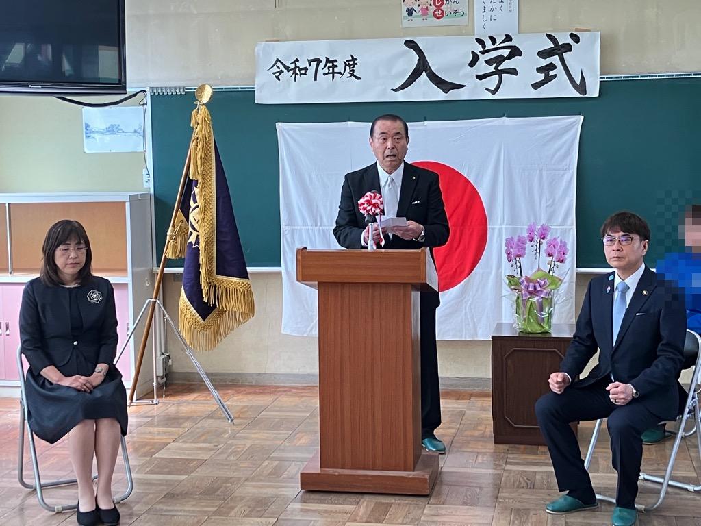 西小学校入学式で教育委員があいさつする様子