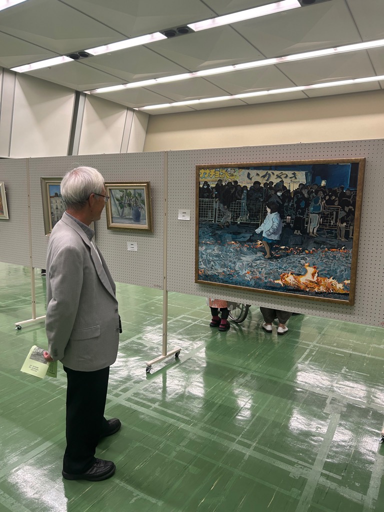 作品を鑑賞する教育委員