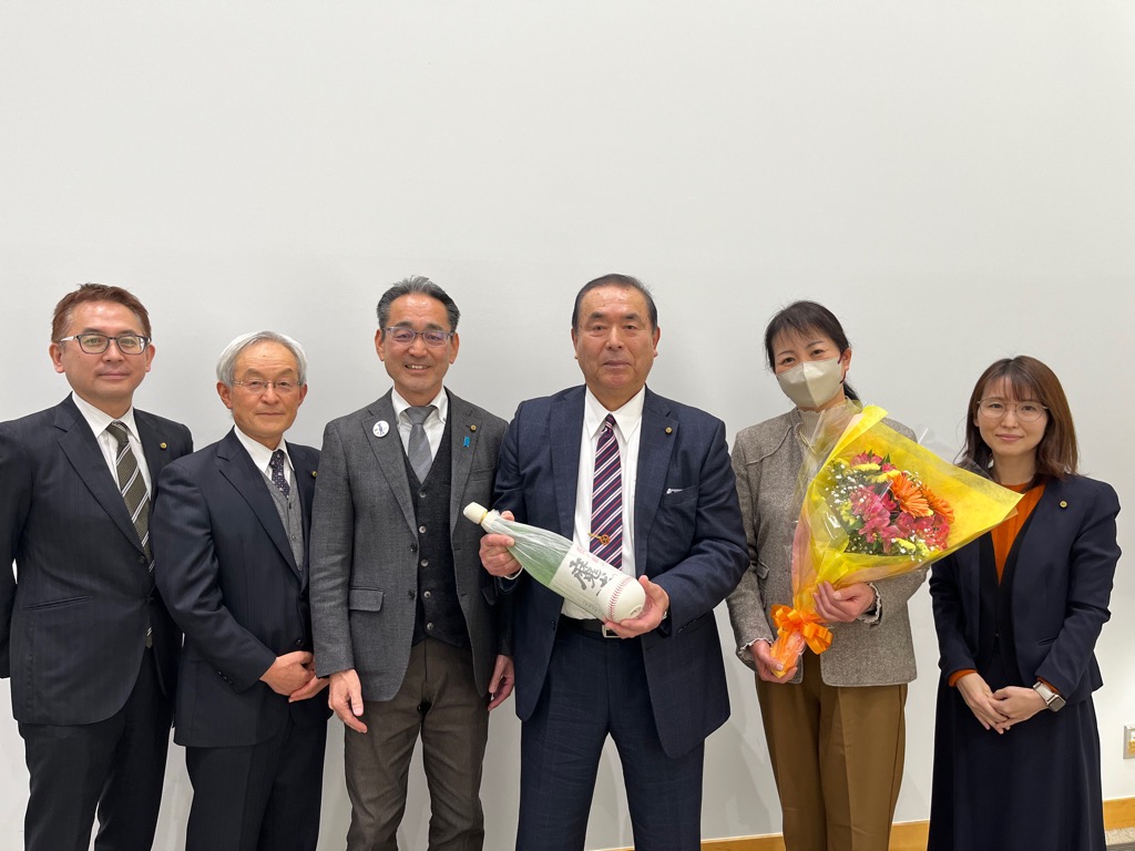 教育長と教育委員で記念写真