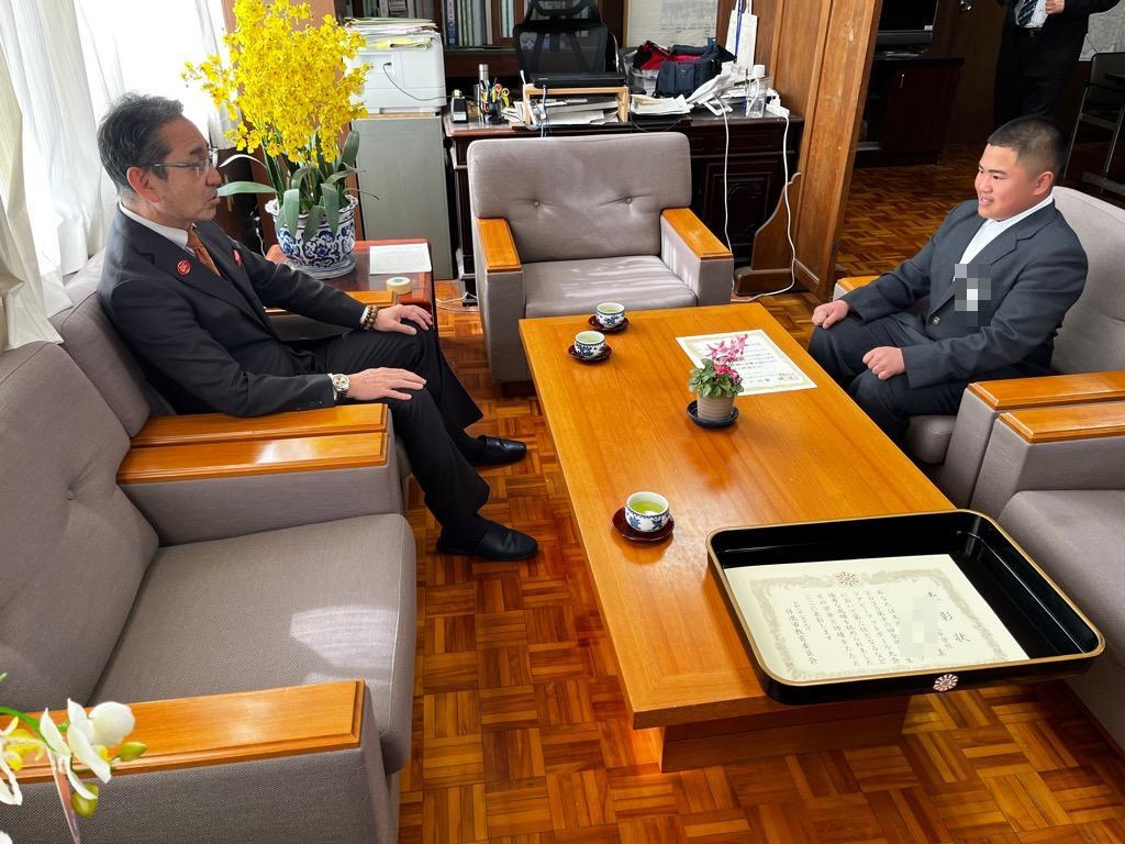 教育長と生徒が対話する様子