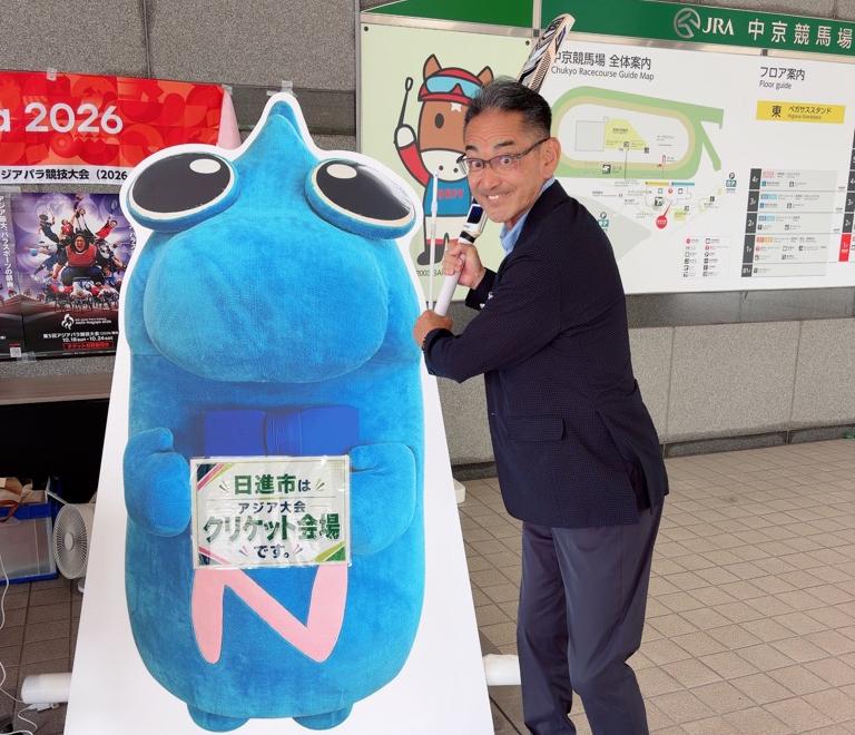 クリケットのバットを構える教育長