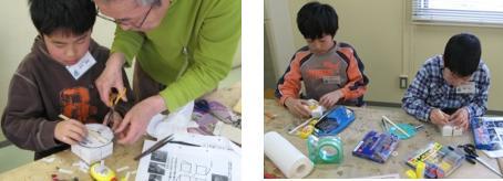 発明クラブで4年生クラスの子供たちがびっくり!ウチワを指導を受けながら作成している写真