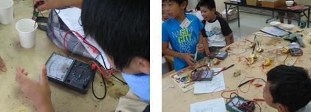 発明クラブで4年生クラスの子供たちが電池を作成している写真