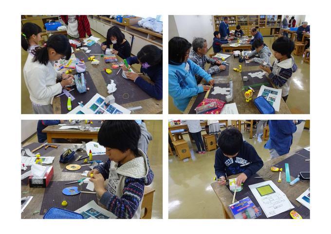 発明クラブ4年生Aクラスの子供たちが指導員のもとオリジナルのびっくりウチワの作成体験している写真