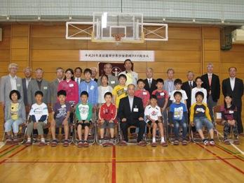 発明クラブの開校式が行われた参加者の集合写真