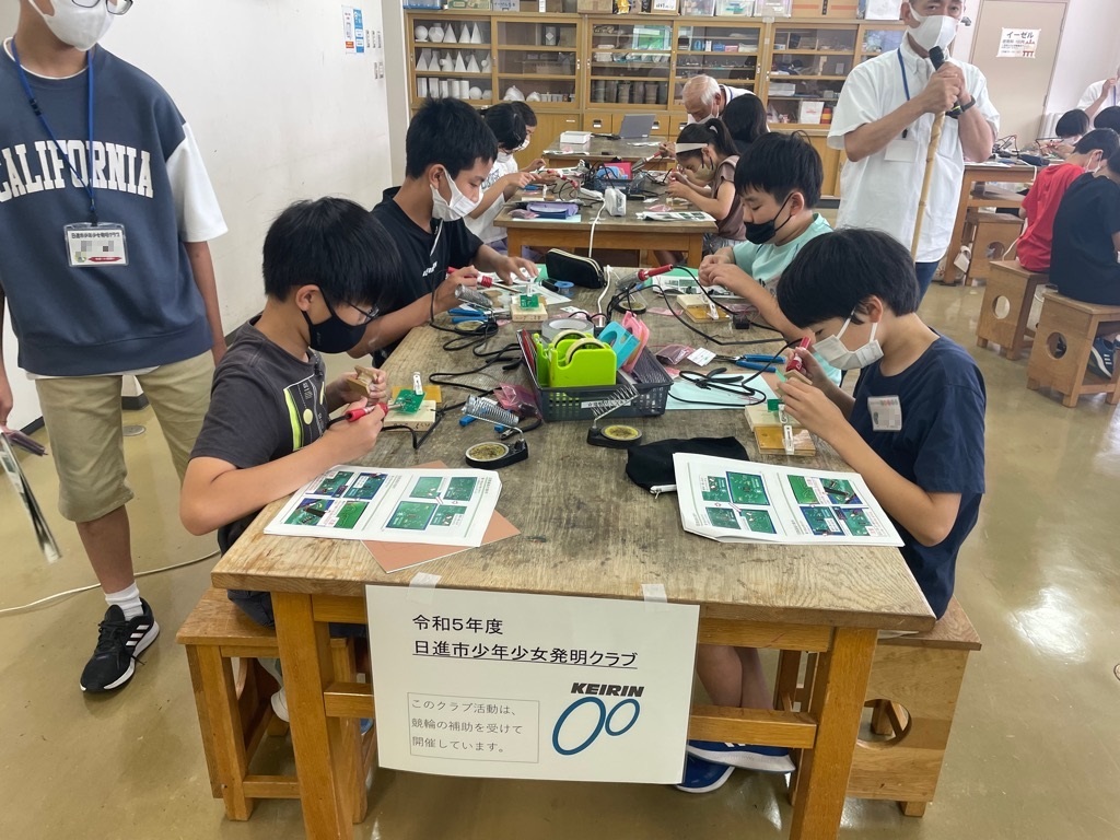 はんだごてを使い電気ホタルを製作する様子