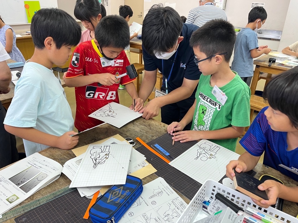 平面模型を作成する子どもたち