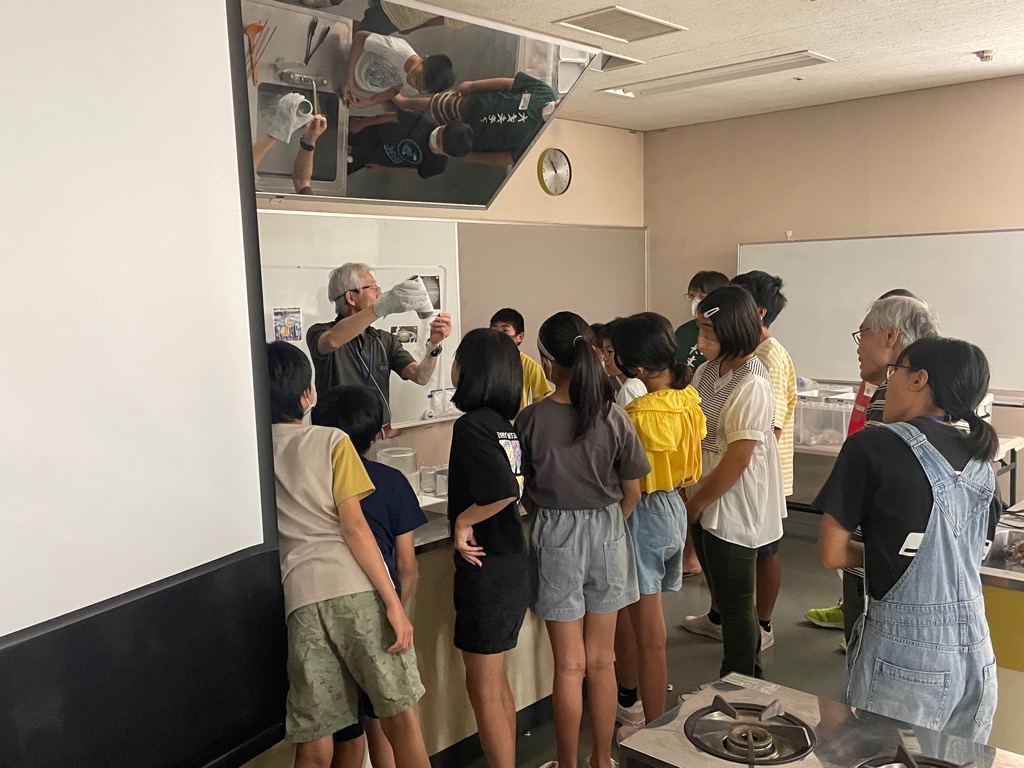 実験を見せる様子